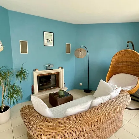 Maison Piscine A 3' De La Mer. Holiday home Yves